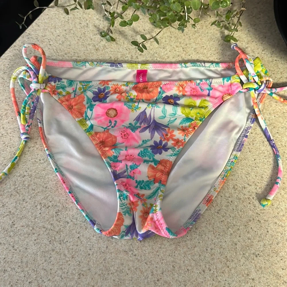 Victoria’s Secret bikini bottom - Picture 4 of 8